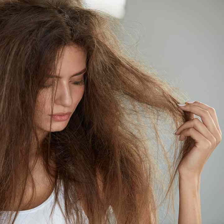Krauses, lockiges Haar mit definierter Struktur – Pflegetipps gegen Frizz