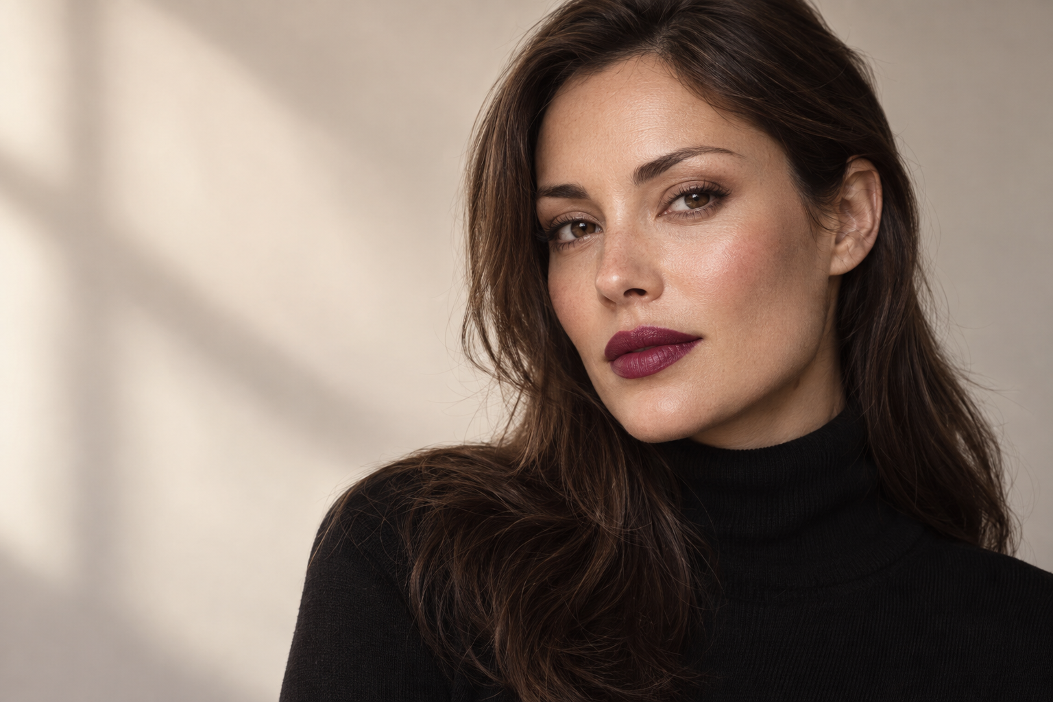 Frau mit elegantem Berry-Lips-Make-up im warmen Herbstlicht