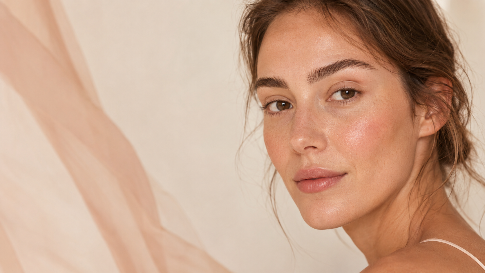 Frau mit natürlichem No-Mascara-Look und ungeschminkten Wimpern
