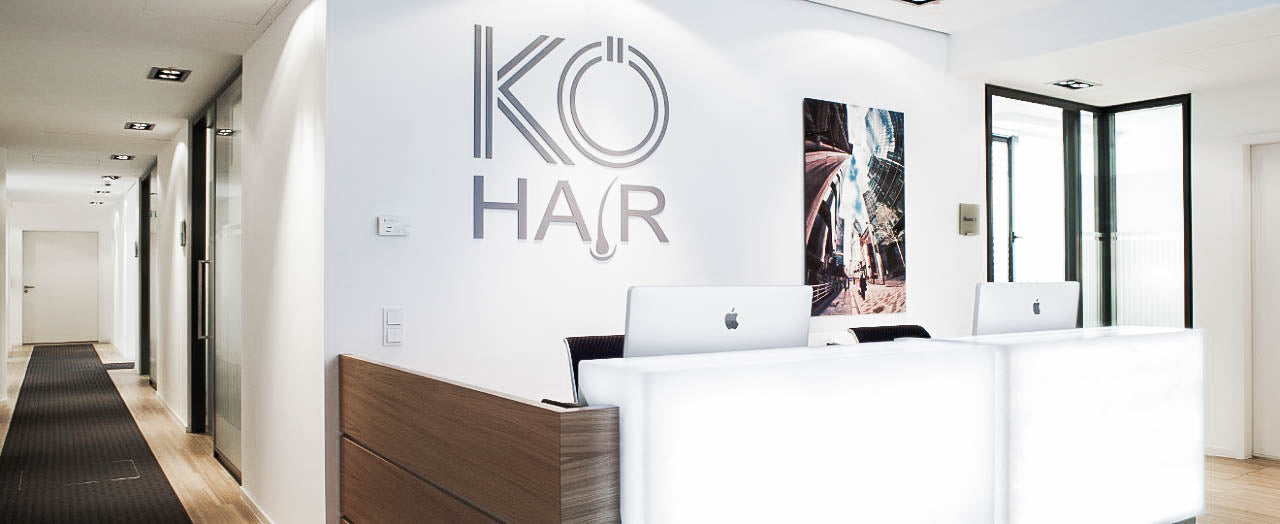 Empfang der KÖ-HAIR Klinik mit Logo und Beratungsbereich